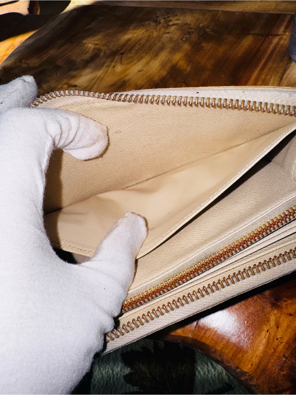 Louis Vuitton Zippy Wallet in the iconic Damier Azur pattern,  coated canvas. - Picture 13 of 17